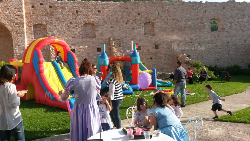 Gonfiabili per Cerimonie nelle Marche: Intrattenimento Chic per Bambini a Matrimoni, Comunioni e Battesimi